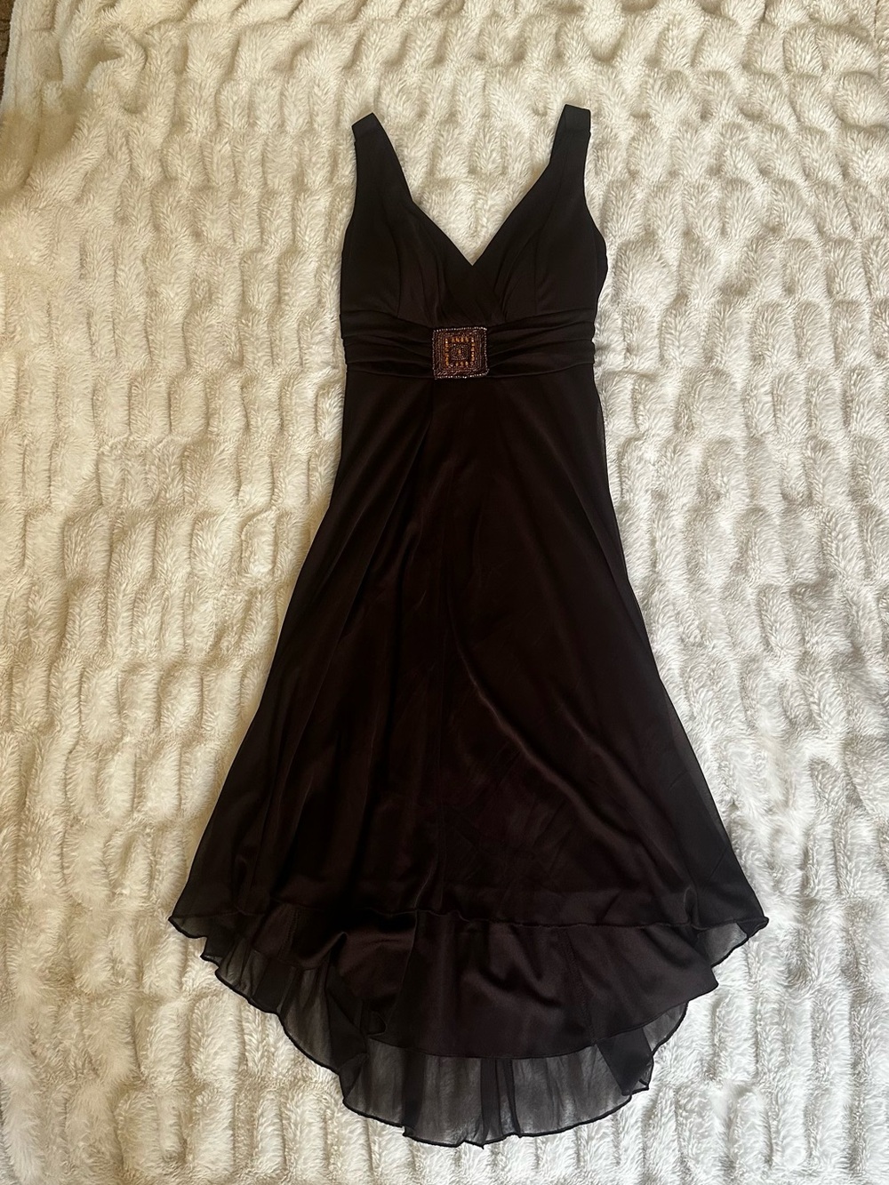 Elegant Brown V-Neck Evening Dress with Beaded Waist
